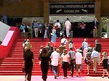 Как говорится в распространенном ею коммюнике, режиссер с благодарностью принял возложенную на него миссию "защищать ценности фестиваля" Как говорится в распространенном ею коммюнике, режиссер с благодарностью принял возложенную на него миссию "защищать ценности фестиваля"
