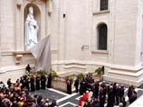 Статуя из белого мрамора, установленная в одной из наружних ниш собора Святого Петра была высечена армянским скульптором Казаном Хатечиком по заказу Армянского колледжа в Риме Статуя из белого мрамора, установленная в одной из наружних ниш собора Святого Петра была высечена армянским скульптором Казаном Хатечиком по заказу Армянского колледжа в Риме
