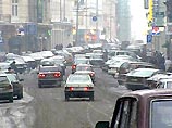Обрушившийся в пятницу на Москву снегопад сильно ухудшил дорожную обстановку, в связи с чем на большинстве дорог образовались серьезные автомобильные заторы