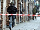 В немецком городе Нойс в пятницу неизвестный преступник ранил ножом полицейского, а еще одного стража порядка взял в заложники