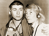 В 1983 году Абрамович заканчивает городскую школу номер 2 и поступает в Индустриальный институт, где успевает отучиться два курса. Есть версия, что он поступил сразу в два вуза - и в Ухе, и в Москве - в институт им. Губкина. В 1983 году Абрамович заканчивает городскую школу номер 2 и поступает в Индустриальный институт, где успевает отучиться два курса. Есть версия, что он поступил сразу в два вуза - и в Ухе, и в Москве - в институт им. Губкина.