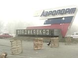 В настоящее время в акции у поворота на аэропорт Владикавказа принимают участие около 100 человек, в основном - родственники погибших во время теракта в Беслане В настоящее время в акции у поворота на аэропорт Владикавказа принимают участие около 100 человек, в основном - родственники погибших во время теракта в Беслане