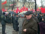 Санкционированный митинг сторонников КПРФ против монетизации льгот проходит в субботу в Москве на площади Белорусского вокзала перед памятником Максиму Горькому Санкционированный митинг сторонников КПРФ против монетизации льгот проходит в субботу в Москве на площади Белорусского вокзала перед памятником Максиму Горькому