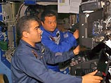 Сегодня подъем у россиянина Салижана Шарипова и астронавта NASA Лероя Чиао назначен на 09:00 по московскому времени, а спать космонавты отправятся на семь с половиной часов раньше обычного - в 17:00