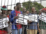 Суд над белым фермером, скормившего рабочего львам, сопровождается в ЮАР массовыми демонстрациями