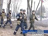 Как сообщили в среду источники в правоохранительных органах республики, "боевики на требование милиционеров сдаться и выходить поодиночке отвечают отказом, однако выразили желание покинуть удерживаемое здание вместе" Как сообщили в среду источники в правоохранительных органах республики, "боевики на требование милиционеров сдаться и выходить поодиночке отвечают отказом, однако выразили желание покинуть удерживаемое здание вместе"