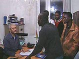Студенты московских вузов из африканского государства Гвинея-Бисау, захватившие во вторник в знак протеста помещение посольства своей страны и взявшие в заложники дипломата, до сих пор дожидаются ответа своих национальных властей Студенты московских вузов из африканского государства Гвинея-Бисау, захватившие во вторник в знак протеста помещение посольства своей страны и взявшие в заложники дипломата, до сих пор дожидаются ответа своих национальных властей