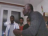 в трехкомнатной квартире на Симферопольском бульваре, где находится посольство, помещаются все 146 студентов, приехавших на учебу из Гвинея-Бисау, а также посол Рожер Герберт