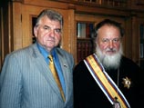 Соглашение о сотрудничестве подписали митрополит Смоленский и Калининградский Кирилл и президент Академии проблем безопасности Виктор Шевченко Соглашение о сотрудничестве подписали митрополит Смоленский и Калининградский Кирилл и президент Академии проблем безопасности Виктор Шевченко