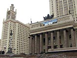 У новой фундаментальной библиотеки МГУ им. Ломоносова напротив высотного здания университета на Воробьевых горах зажжен символический "огонь знаний". Он загорелся от факела, который сюда с Красной площади доставили студенты университета У новой фундаментальной библиотеки МГУ им. Ломоносова напротив высотного здания университета на Воробьевых горах зажжен символический "огонь знаний". Он загорелся от факела, который сюда с Красной площади доставили студенты университета