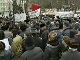 В результате около двухсот человек стихийно направились к зданию, расположенному на противоположной стороне площади, и ворвались внутрь помещения, потребовав встречи с главой администрации муниципального образования В результате около двухсот человек стихийно направились к зданию, расположенному на противоположной стороне площади, и ворвались внутрь помещения, потребовав встречи с главой администрации муниципального образования