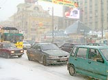 Сильный снегопад, начавшийся в четверг в столице, значительно затруднил движение транспорта на многих автомагистралях Москвы