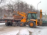 Снегопад сильно затруднил движение транспорта на многих улицах Москвы