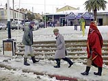 Сильные снегопады, ураганный ветер и ливни уже третьи сутки бушуют на севере Алжира. Штормит Средиземное море, скорость ветра достигает 70 км в час, отмечено резкое понижение температуры на третьей части территории страны