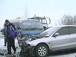 В Южно-Сахалинске столкнулись сразу 10 автомобилей, включая автобус и бензовоз: 2 ранены