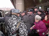 Пожилые люди бросались на милиционеров со словами: "У тебя же есть отцы и матери, как ты терпишь эту власть!" Тем времен к центральному входу подъехал милицейский микроавтобус, в который прибывшие омоновцы начали заталкивать анархистов Пожилые люди бросались на милиционеров со словами: "У тебя же есть отцы и матери, как ты терпишь эту власть!" Тем времен к центральному входу подъехал милицейский микроавтобус, в который прибывшие омоновцы начали заталкивать анархистов