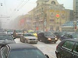 В выходные буран в Москве стихнет. На дорогах сохраняются снежные заносы