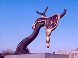 Скульптура Сальвадора Дали "Профиль времени"