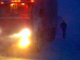 По данным службы, участок трассы в районе Мончегорска все еще не освобожден от снежных заносов, несмотря на помощь дорожных служб из соседних городов