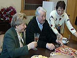 Борис Ельцин отмечает 1 февраля свой 74-й день рождения. Праздничное событие Борис Ельцин вдвоем с супругой Наиной отмечают за городом