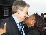 Тони Блэра во время визита в Манчестер насильно поцеловала мать троих детей