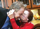 Тони Блэра во время визита в Манчестер насильно поцеловала мать троих детей (ФОТО)