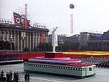 В северокорейской столице вывешены плакаты, "Да здравствует великий руководитель Ким Чен Ир - Солнце XXI века!" В северокорейской столице вывешены плакаты, "Да здравствует великий руководитель Ким Чен Ир - Солнце XXI века!"