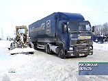 Однако на трассе скопились тысячи машин, которые отправляют по специальному графику. Как сообщили в среду в пресс-службе Управления ГИБДД ГУВД Ростовской области, автомобили отправляют отдельными группами по 50 в каждой Однако на трассе скопились тысячи машин, которые отправляют по специальному графику. Как сообщили в среду в пресс-службе Управления ГИБДД ГУВД Ростовской области, автомобили отправляют отдельными группами по 50 в каждой