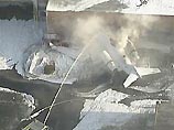 Двухмоторный самолет Challenger 60 компании Canadair неожиданно повернул на взлетно-посадочной полосе, разбил заграждение, пересек шоссе и врезался в здание склада одежды близ аэропорта, зацепив по дороге пару автомобилей