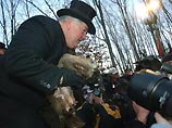 Это предсказание было встречено возгласами недовольства примерно 2-х тысяч собравшихся около норы сурка Это предсказание было встречено возгласами недовольства примерно 2-х тысяч собравшихся около норы сурка
