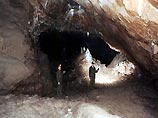В Хакасии спасатели МЧС извлекают из-под обвала в пещере "Ящик Пандоры" двух заблокированных спелеологов-любителей из Новосибирска. "Интерфаксу" в МЧС сообщили, что оба туриста, по предварительной информации, живы