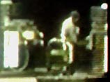 "Маньяка" зафиксировали камеры наблюдения, установленные в городских гаражах. 36-летний Брайан Тэйлор подкрадывался к автомобилям, сливал из них бензин и пил его. После нескольких глотков Тэйлор начинал "танцевать маниакальные танцы"