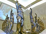 На прошлой неделе открылась первая Московская биеннале современного искусства. Об этом событии в пятницу пишет французская Le Monde. Доверенная шести кураторам, биеннале проходит под девизом "Диалектика надежды" На прошлой неделе открылась первая Московская биеннале современного искусства. Об этом событии в пятницу пишет французская Le Monde. Доверенная шести кураторам, биеннале проходит под девизом "Диалектика надежды"