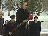 В Томске он принял участие в церемонии возложения цветов к мемориалу воинам, погибшим во время второй мировой войны