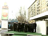 Около входа на станцию метро "Автозаводская", где год назад произошел теракт, прошел в воскресенье траурный митинг в память о погибших