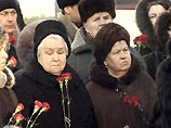 Как передает "Интерфакс", в траурном митинге приняли участие представители правительства Москвы, жители Москвы, родственники погибших. В руках они держали красные гвоздики Как передает "Интерфакс", в траурном митинге приняли участие представители правительства Москвы, жители Москвы, родственники погибших. В руках они держали красные гвоздики