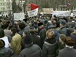Митинг протеста против замены льгот денежными компенсациями собрал сегодня на Площади Советов в Барнауле около тысячи пенсионеров