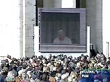 На площади Святого Петра, на которой понтифик обычно произносит воскресную молитву, были установлены мегафоны и большие телеэкраны, которые транслировали появление Папы Римского в окне больницы "Джемелли"