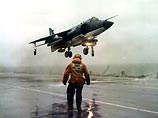 Во время боевых учений для летчиков элитных эскадрилий американской палубной авиации "условным противником" являются самолеты, "замаскированные" под российские МиГи