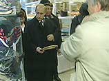 Президент, в частности, купил в одном из городских магазинов сувенирную тарелку и пивную кружку Президент, в частности, купил в одном из городских магазинов сувенирную тарелку и пивную кружку
