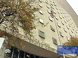 Адвокат "Газпромнефти" Майкл Голдберг считает, что ЮКОС создает крайне опасный прецедент: "Иностранные компании смогут в будущем беспрепятственно избегать уплаты налогов и штрафов у себя дома, лишь направив своего сотрудника в Америку с целью "реорганизац Адвокат "Газпромнефти" Майкл Голдберг считает, что ЮКОС создает крайне опасный прецедент: "Иностранные компании смогут в будущем беспрепятственно избегать уплаты налогов и штрафов у себя дома, лишь направив своего сотрудника в Америку с целью "реорганизац