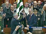 В речи на торжественной церемонии Багапш назвал приоритетной задачей своей деятельности международное признание независимости Абхазии. Он также сказал, что курс на сближение с Россией будет продолжен В речи на торжественной церемонии Багапш назвал приоритетной задачей своей деятельности международное признание независимости Абхазии. Он также сказал, что курс на сближение с Россией будет продолжен