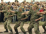 В то же время большинство россиян (61%) убеждены: срочная служба в армии - это "школа жизни", а не "потерянные годы". Противоположное мнение разделяют 27% опрошенных