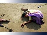 Главный приз - Фотография года - достался фотографу Арко Датта. Фото было сделано 28 декабря 2004 года в Куддалоре (Индия). На нем изображена рыдающая от горя женщина, родственники которой погибли в результате катастрофического цунами в Азии