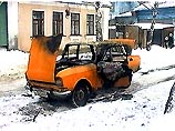 Пожарные, прибыв на место, увидели сгоревший автомобиль "Москвич" и расстрелянную машину "Жигули", в которой находились трупы двух мужчин.