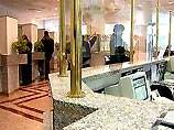 Мошенник знакомился с людьми, ищущими работу. Встречу он назначал вблизи офиса коммерческого банка. В качестве первого шага предлагалось открыть в банке валютный счет. Получив на руки деньги, аферист заходил в банк и исчезал навсегда. Мошенник знакомился с людьми, ищущими работу. Встречу он назначал вблизи офиса коммерческого банка. В качестве первого шага предлагалось открыть в банке валютный счет. Получив на руки деньги, аферист заходил в банк и исчезал навсегда.