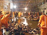 Пожар произошел в разгар вечерней молитвы, на которой присутствовало, по меньшей мере, 450 человек Пожар произошел в разгар вечерней молитвы, на которой присутствовало, по меньшей мере, 450 человек