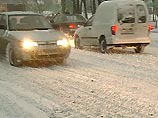 Сейчас термометр показывает в городе 4-6 мороза, в окрестностях - 3-8 градуса ниже нуля. За окном по прежнему бушует стихия - порывы юго-восточного ветра достигают 12-17 м/с, снег слепит глаза, а на дорогах образовались сильные снежные заносы Сейчас термометр показывает в городе 4-6 мороза, в окрестностях - 3-8 градуса ниже нуля. За окном по прежнему бушует стихия - порывы юго-восточного ветра достигают 12-17 м/с, снег слепит глаза, а на дорогах образовались сильные снежные заносы