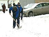 Также он обратился к коммунальным службам столицы с требованием увеличить количество техники, работающей на улицах. "Я прошу увеличить количество техники на улицах и усилить работу по уборке остановок общественного транспорта", - сказал Аксенов Также он обратился к коммунальным службам столицы с требованием увеличить количество техники, работающей на улицах. "Я прошу увеличить количество техники на улицах и усилить работу по уборке остановок общественного транспорта", - сказал Аксенов
