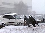 Снегопад, продолжающийся вторые сутки, парализовал движение на дорогах и мешает работе аэропортов